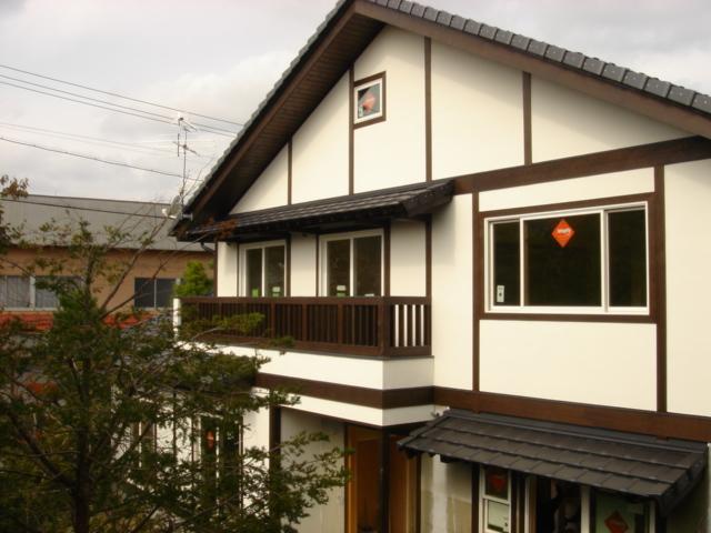 外観を引き締める窓枠 こんなにあったかい 断熱材セルロースファイバーの家